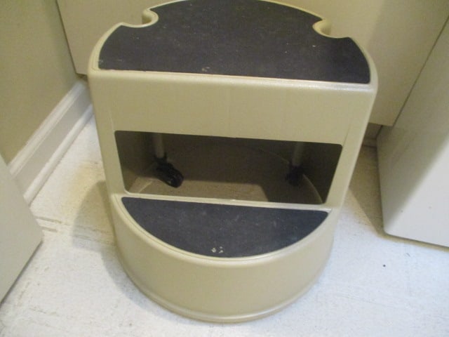 Rubbermaid Rolling 2 Step Stool (1 of 3)