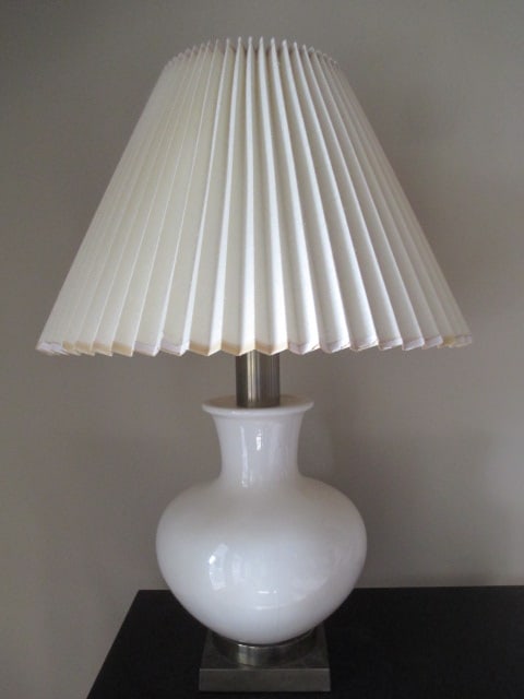 White Porcelain Vase Table Lamp (1 of 6)