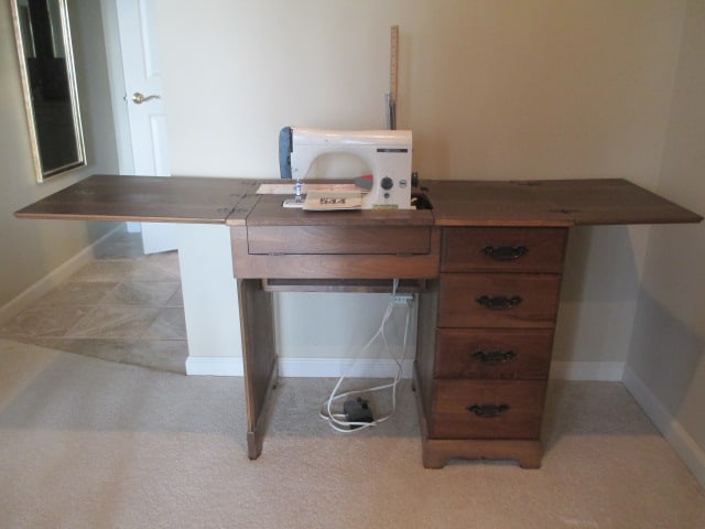 Necchi 544 Sewing Machine in Wood Sewing Cabinet (1 of 16)