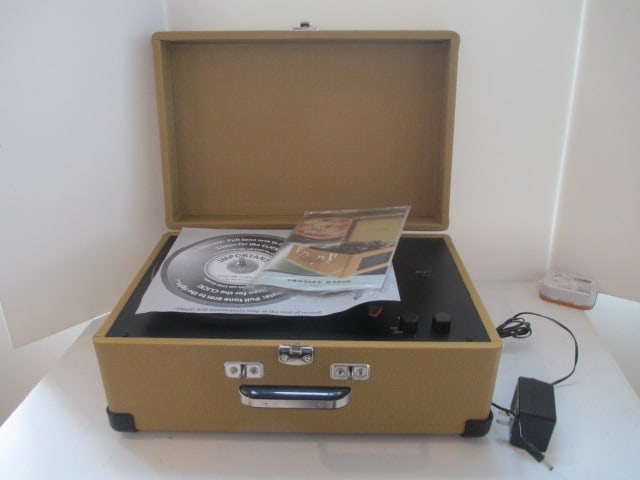 Like New Crosley Turntable with Built-In Speaker (1 of 7)