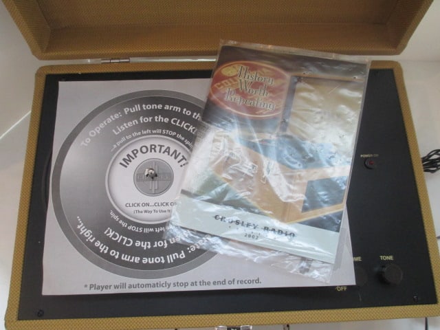 Like New Crosley Turntable with Built-In Speaker - 2