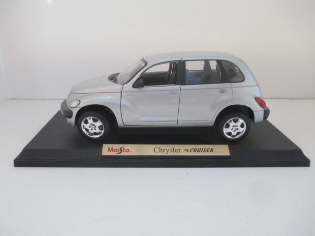 Maisto 1:18 Scale PT Cruiser Diecast Model: . 