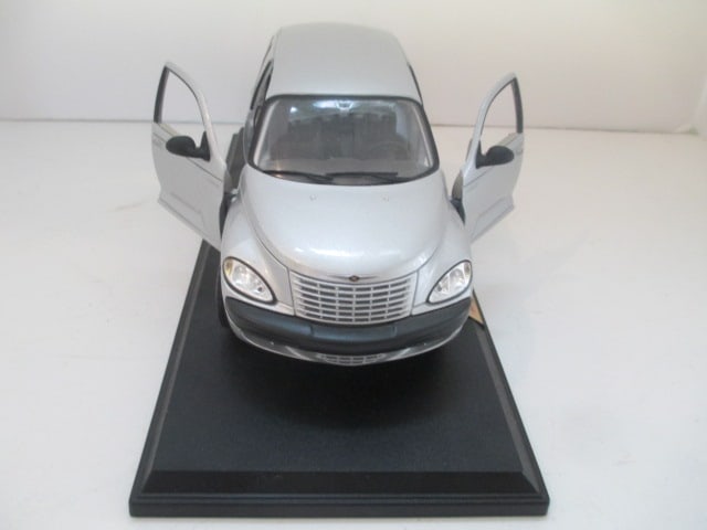 Maisto 1:18 Scale PT Cruiser Diecast Model - 2