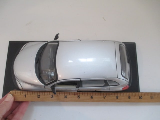 Maisto 1:18 Scale PT Cruiser Diecast Model - 5