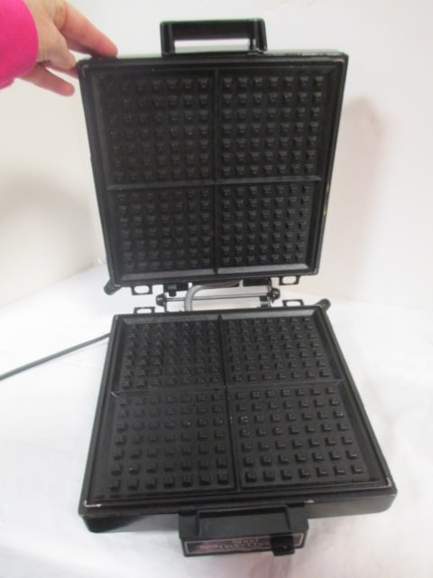 Dazey Short Order Chef Waffle Iron - 3