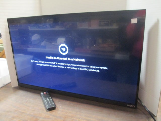 Vizio 32" Smartcast TV w/Remote - 3