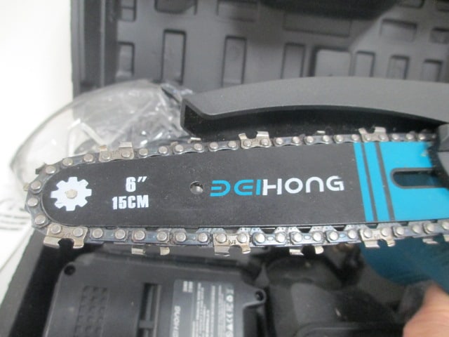 Dai Hong Mini Chain Saw w/2 batteries 21V - 4