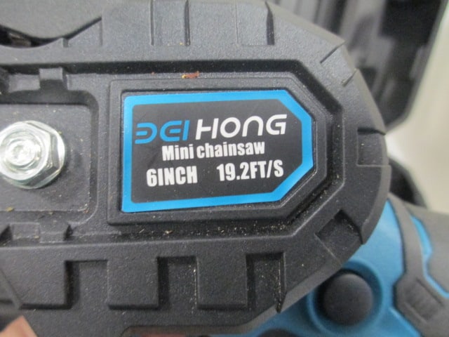 Dai Hong Mini Chain Saw w/2 batteries 21V - 5