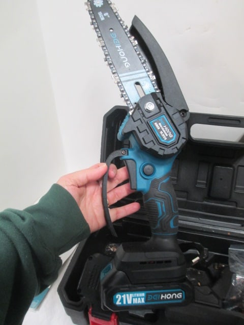 Dai Hong Mini Chain Saw w/2 batteries 21V - 7