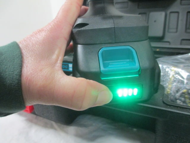 Dai Hong Mini Chain Saw w/2 batteries 21V - 8