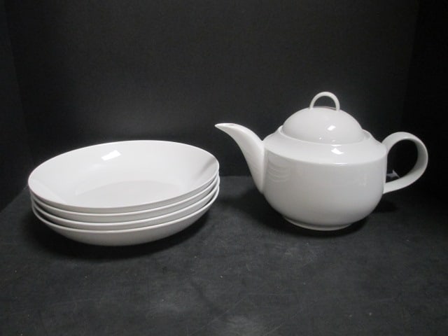 Hungary White Teapot & 4 (9") Pasta Bowls: . 