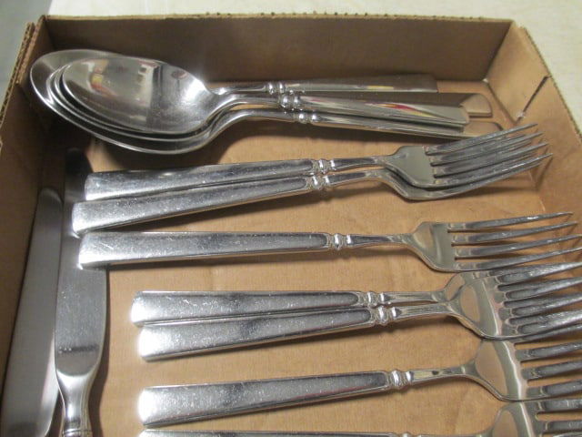 Oneida Stainless Flatware (24 PC) - 3