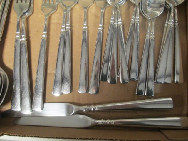 Oneida Stainless Flatware (24 PC) - 4