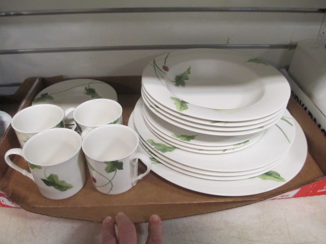 Mikasa 'Optima' Dinnerware (19 PC): . 