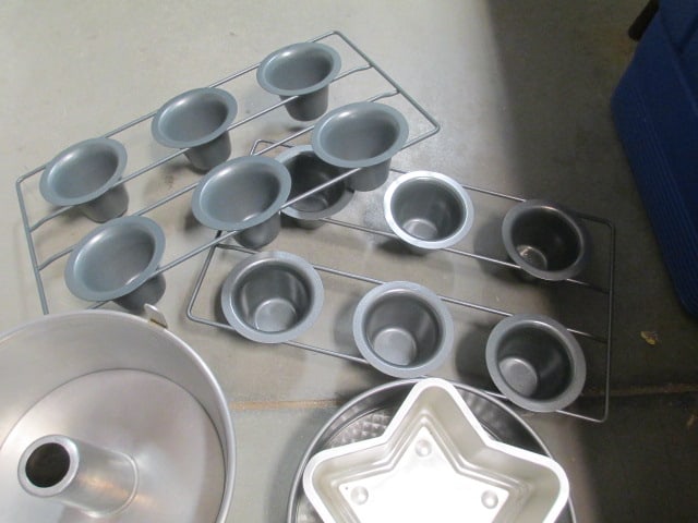 Muffin Pans, Cake Pans, Sifter - 2