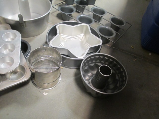 Muffin Pans, Cake Pans, Sifter - 3