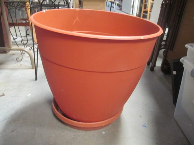 Plastic Light Weight Planter w/Underplate catchment: 20" Diameter x 20" Deep 