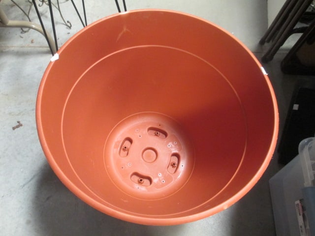 Plastic Light Weight Planter w/Underplate catchment - 2