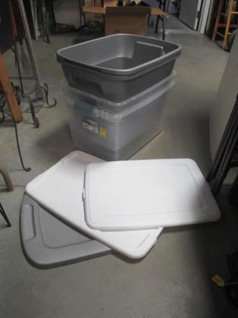 4 Plastic Totes w/3 lids: . 