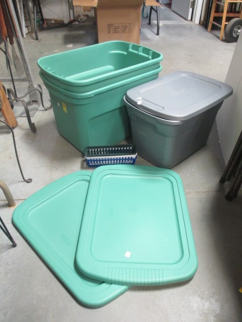 3 Plastic Totes w/Lids: . 