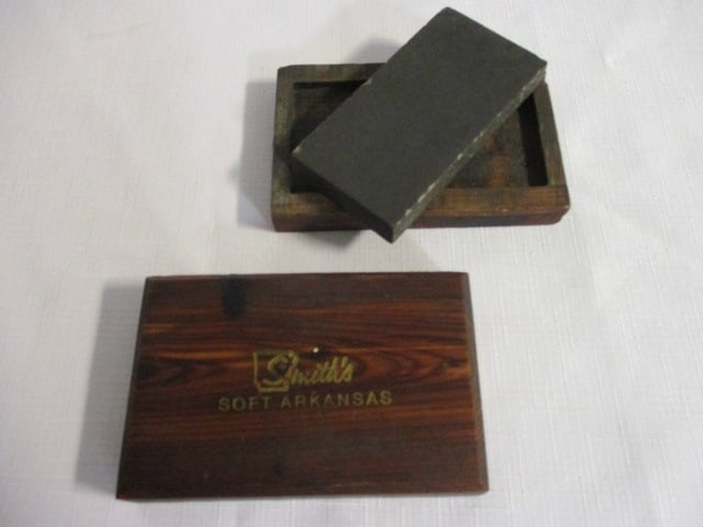 Vintage Smith's Soft Arkansas Sharpening Stone in Wood Case - 3