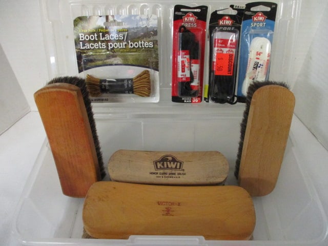 4 Vintage Horsehair Shoe Shine Brushes and 4 New Old Stock Shoelace Packs: .