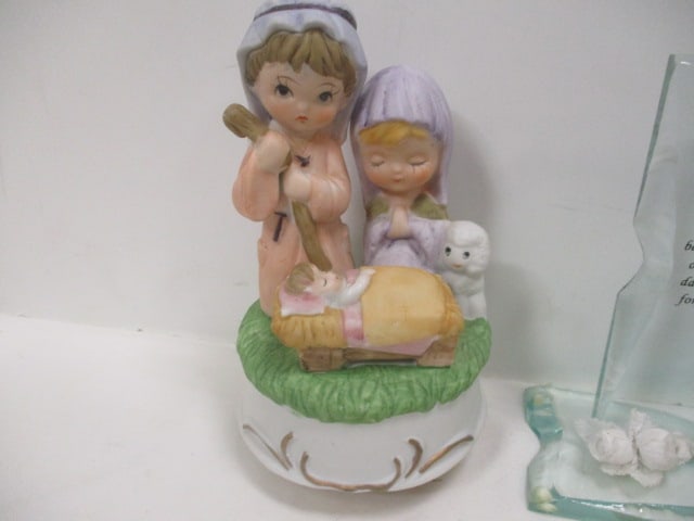 Vintage Porcelain Ceramic "Joy to the World" Manger Music Box, Etched Glass - 3