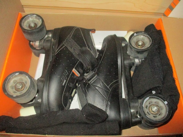 Roller Derby Men's Skates with Elbow and Knee Pads in Original Box - Size 8 - 3