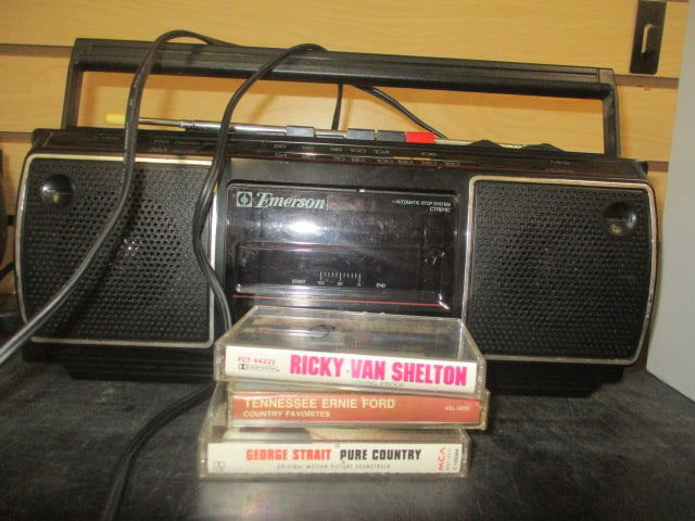 Emerson AM/FM and Cassette Deck Stereo Radio with 3 Cassettes: powers on