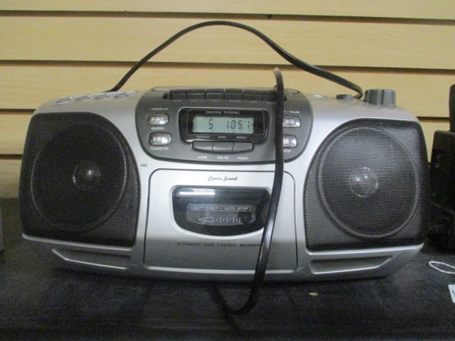 Lenoxx Sound AM/FM, Cassette, and CD Player Stereo Radio: powers on