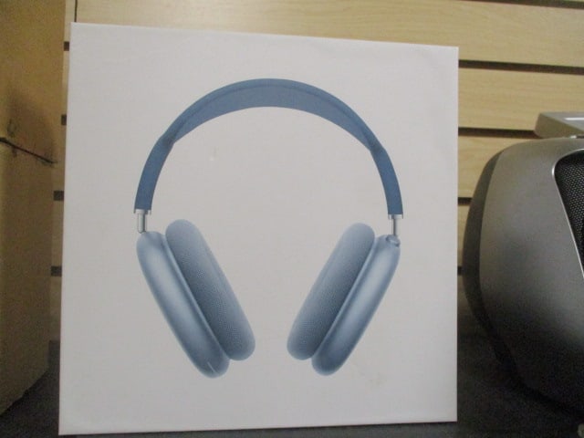 New Old Stock Apple Headset Wireless Earphone with Cover (1 of 3)