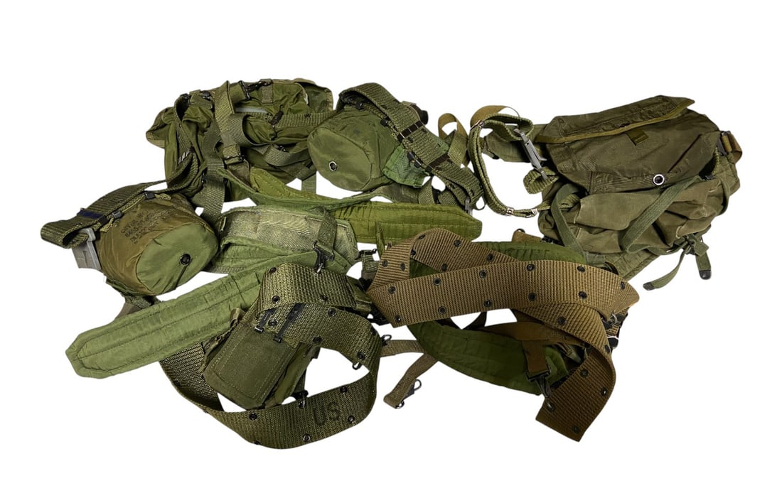 Lot of Shoulder Straps and Belt Rigs: (4) Belt Rigs. See Photos. Dates from 1980s-1990s. Ranging from Medium - Large in size. In used condition.