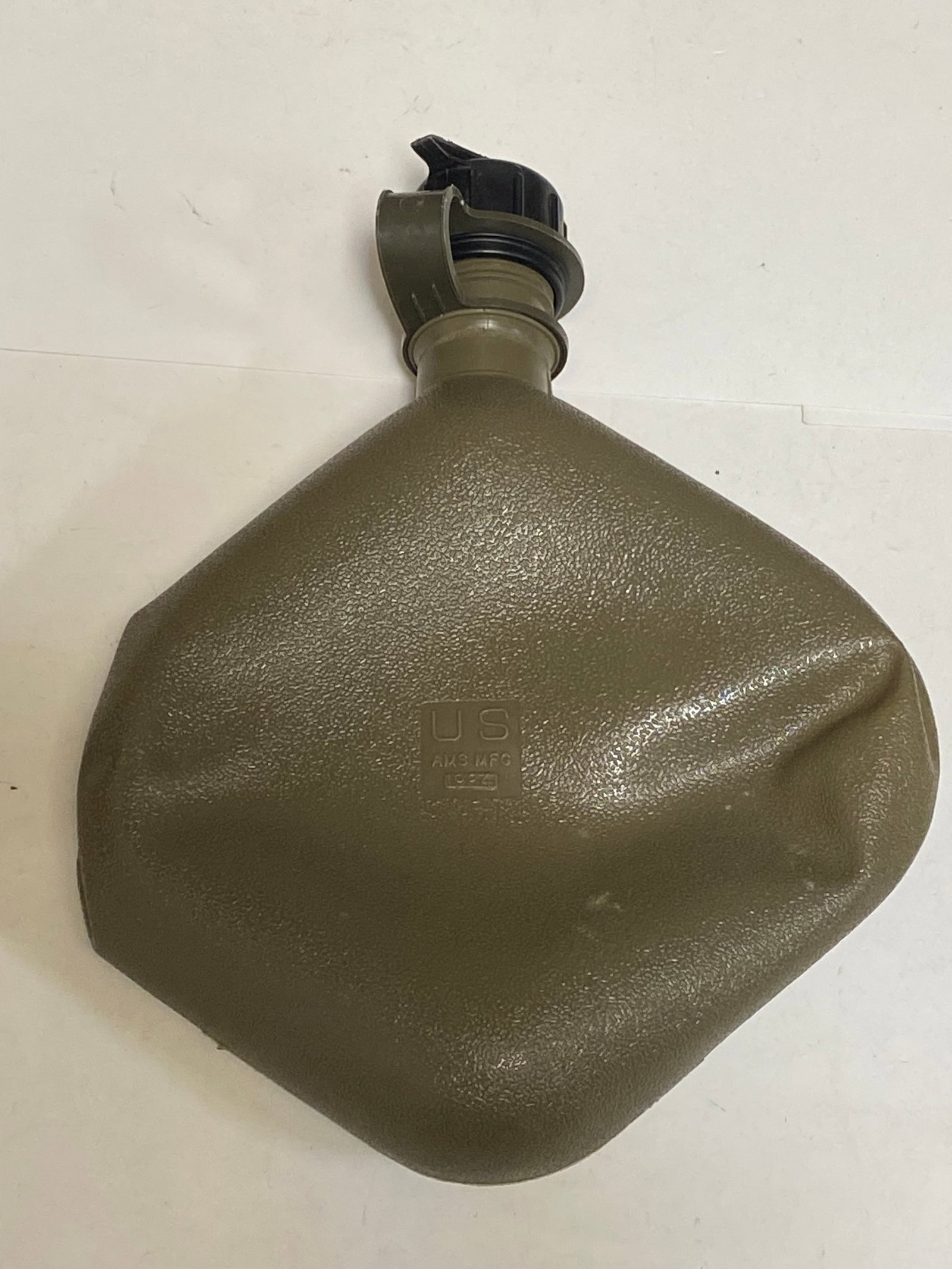 (5) Lot of Modern Canteens and (3) Carriers - 15