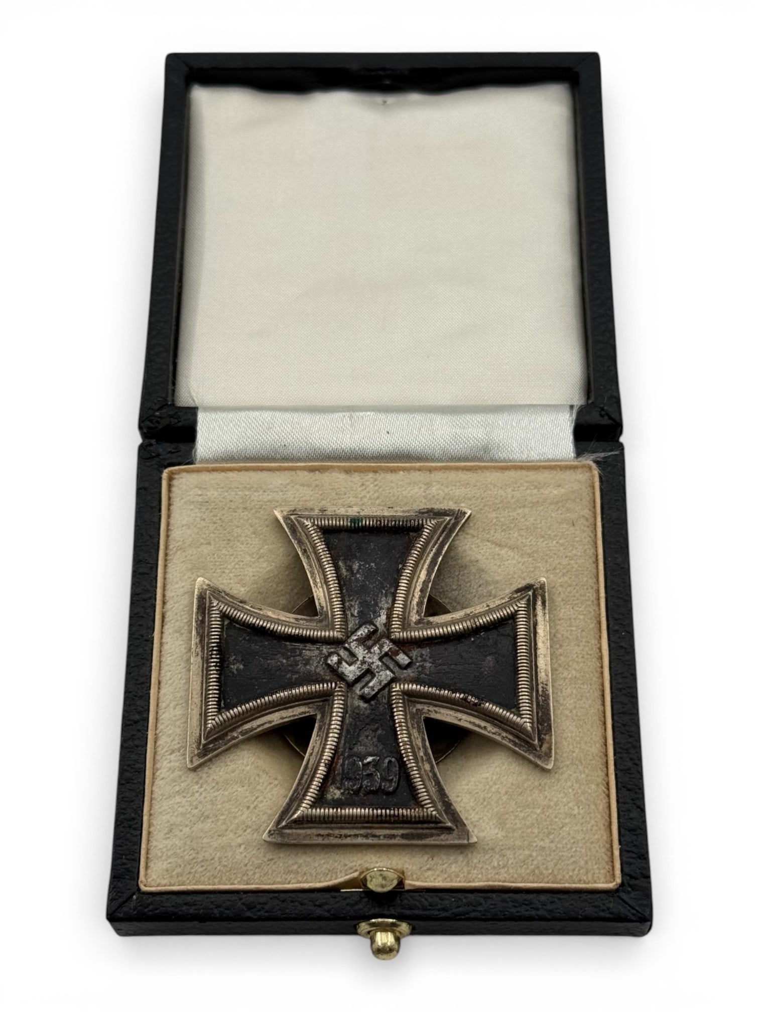 German WWII Boxed Iron Cross First Class 1939 Screwback by Alois Rettenmaier – LDO L59: It is marked with LDO number L59 on the back under the screw back, which represents Alois Rettenmaier of Schwäbisch-Gmünd. The LDO, was a self-governing organization formed in 1941 which reg