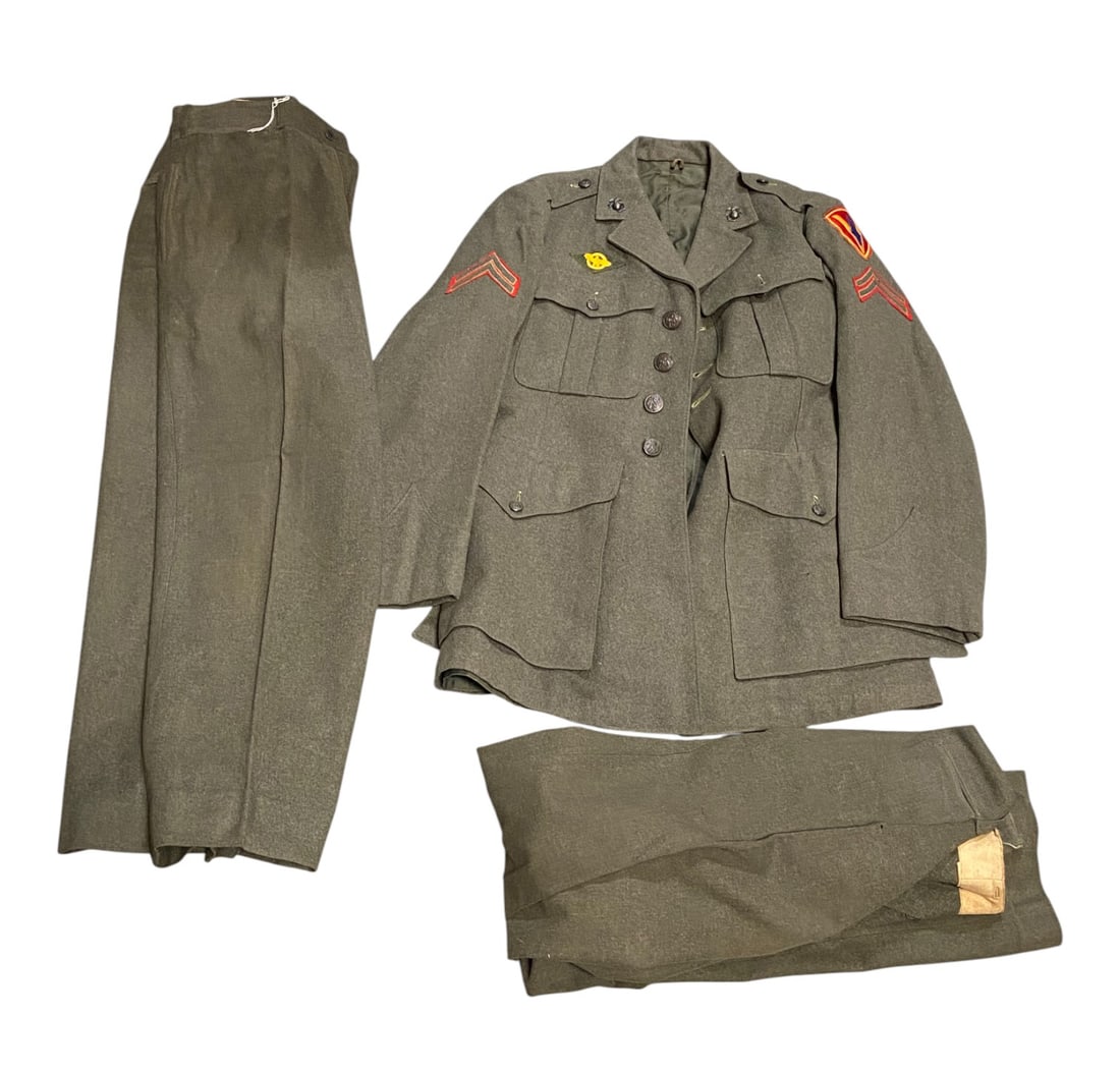 US WWII USMC Uniform Grouping Belonging to R. Pullinger (1 of 20)