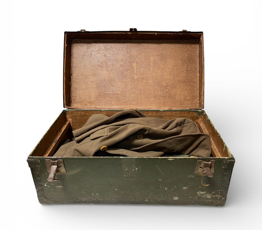WWII Footlocker Belonging to Lt. Raymond Sumrell (1 of 20)