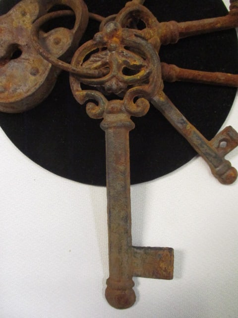 Decorative Cast Iron Padlock and Skelton Keys - 3