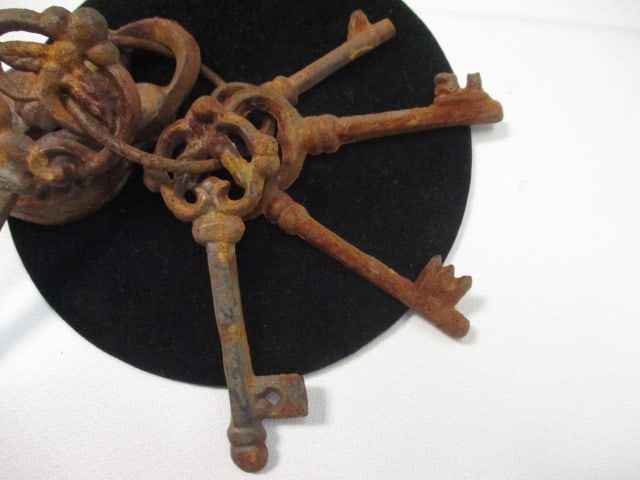 Decorative Cast Iron Padlock and Skelton Keys - 4