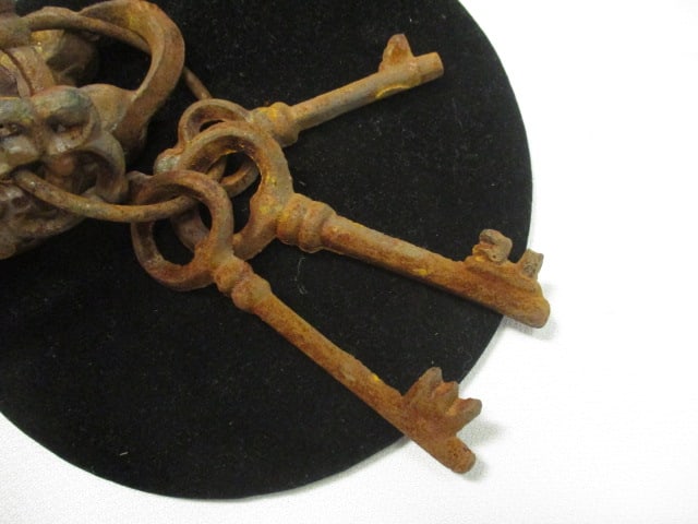 Decorative Cast Iron Padlock and Skelton Keys - 5