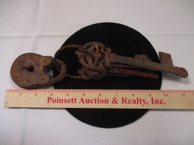 Decorative Cast Iron Padlock and Skelton Keys - 6