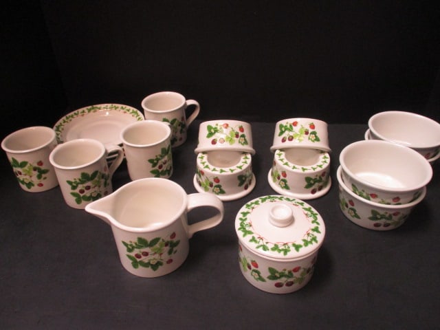 18 Pieces of Portmeirion "Summer Strawberries" Porcelain China - 2