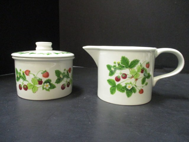 18 Pieces of Portmeirion "Summer Strawberries" Porcelain China - 8