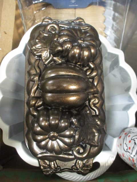 Baking Lot - Bundt Pans, Baking Sheet, Rolling Pin, Glass Casserole Dish, etc. - 4