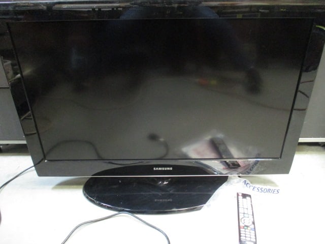 Samsung 37" Flat Panel LCD HDTV Television with Remote - 2