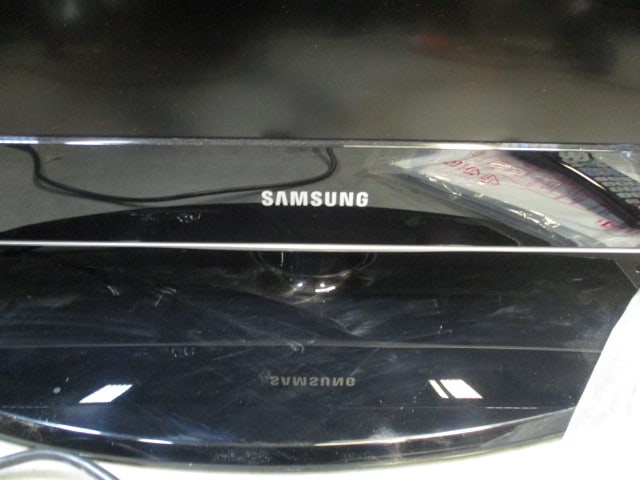 Samsung 37" Flat Panel LCD HDTV Television with Remote - 3