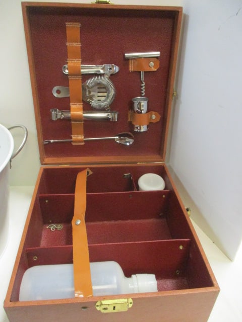 Vintage Vogue Portable Travel Bar Set and Tag "Drinks" Metal Bucket - 2