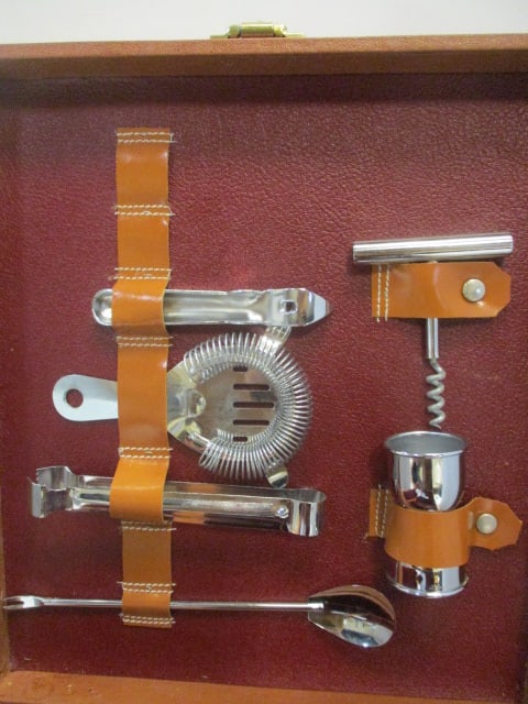 Vintage Vogue Portable Travel Bar Set and Tag "Drinks" Metal Bucket - 4