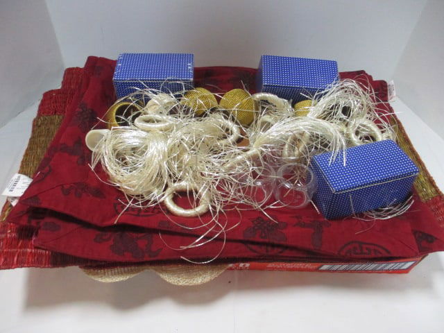 Lot of Placemats and Napkin Rings (1 of 8)