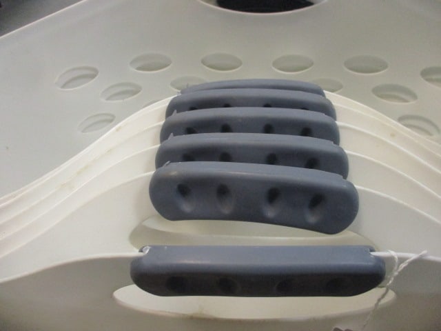 6 Rubbermaid Flex 'N Carry Portable Plastic Laundry Baskets with Handles - 3