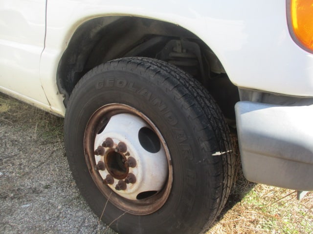 2004 Ford E-Series E-350 XL Super Duty Dual Axel Passenger Van - 12